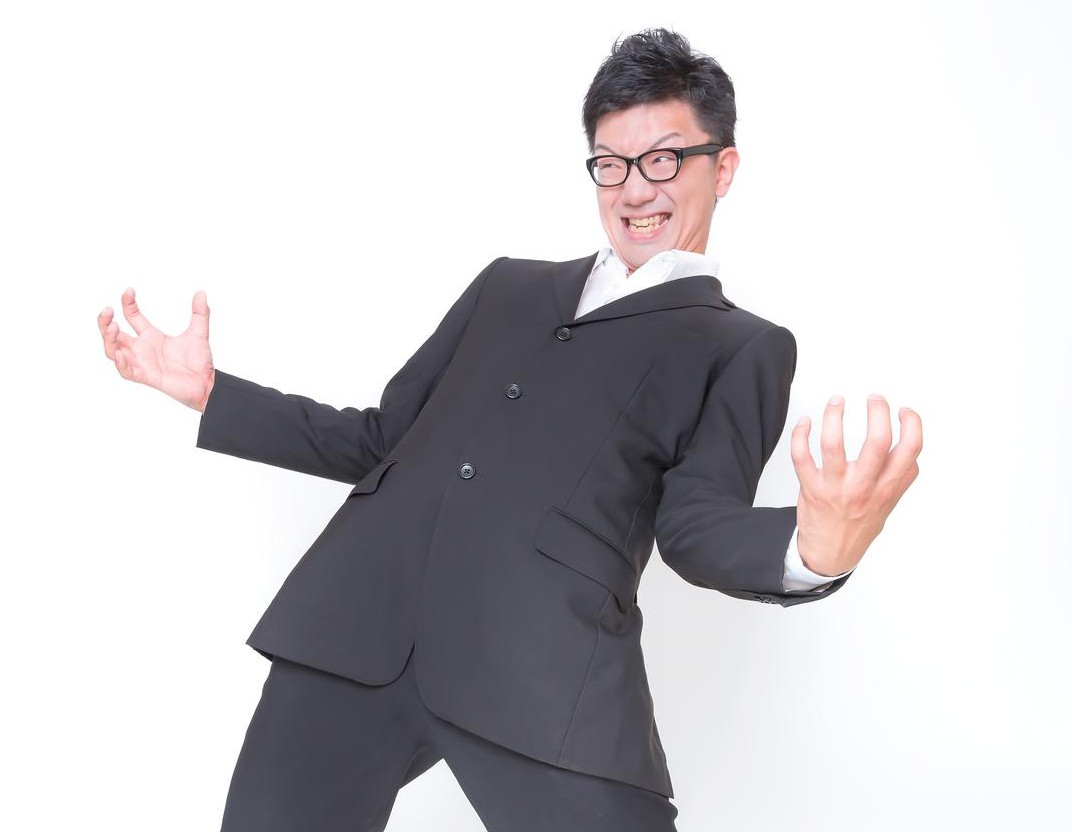 1146-201601_pakutaso_suit 01