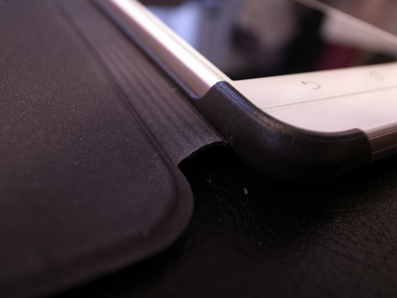 ZenFone Max VIEW FLIP CASE 本体の形に合わせて上面カバーとの結合部分の角がしっかり切り抜かれています。