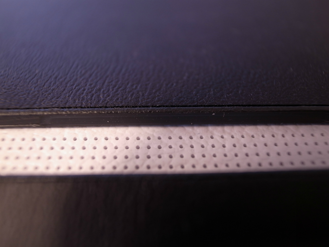 ZenFone Max VIEW FLIP CASE Goのカバーに比べて3分の2から半分くらいの厚みのような印象を受けます。