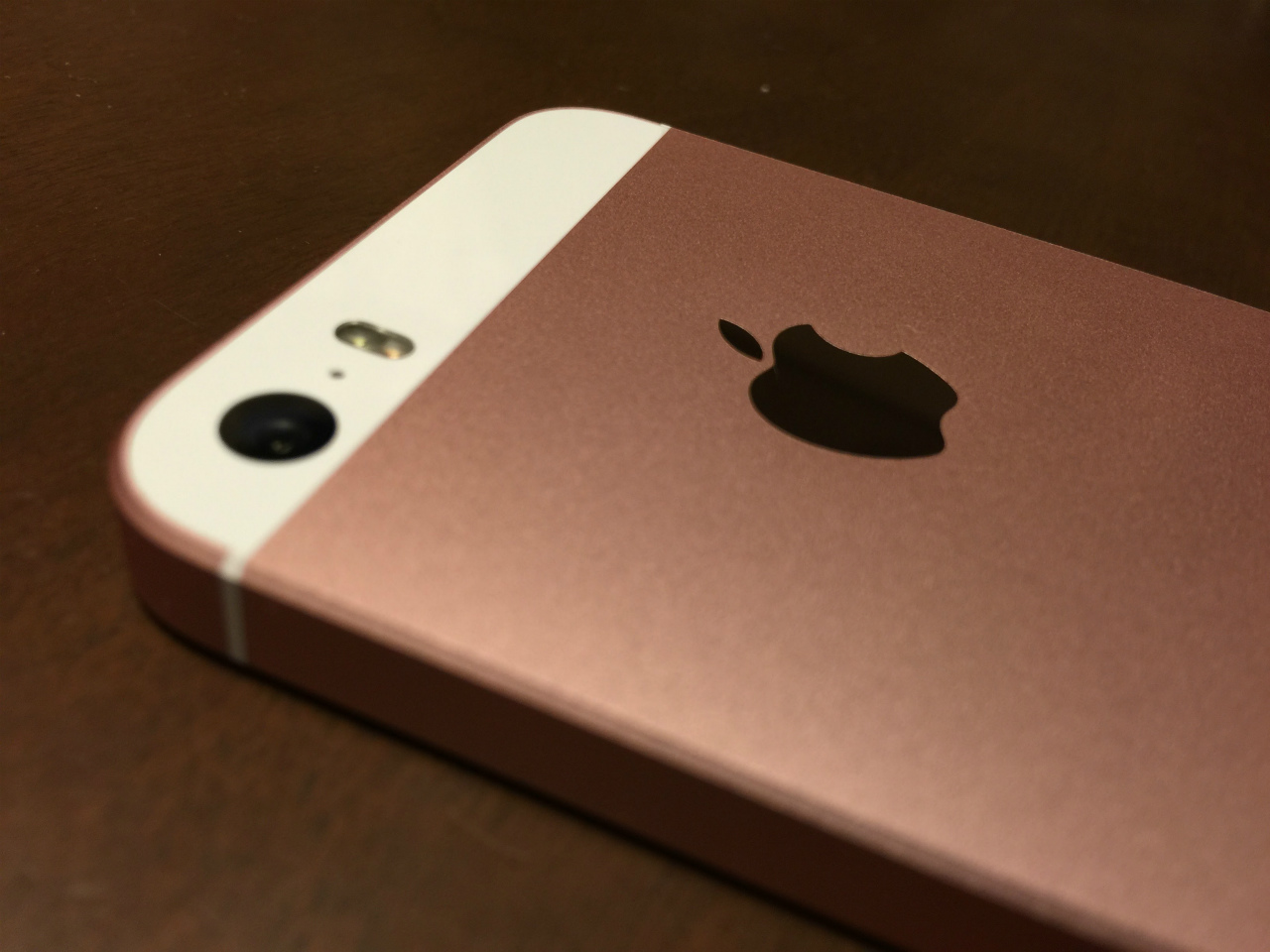 [かぶ] SIMフリー版 iPhone SE Rose Gold 64GBを入手。Apple Storeで購入したSIMフリー端末ながら