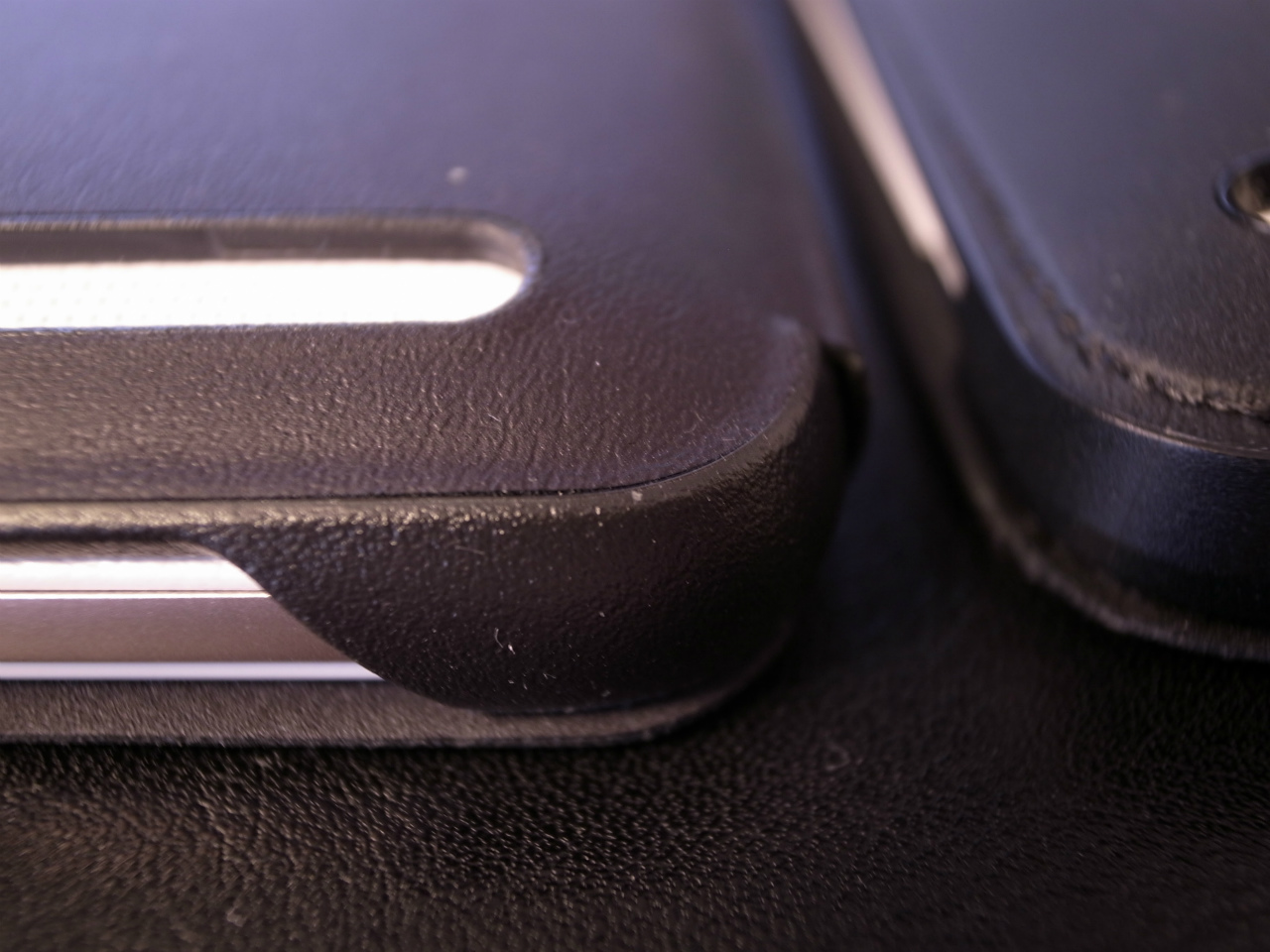 ZenFone Max VIEW FLIP CASE 綺麗に貼り合わされて、縁の部分が引っかからないように滑らかな曲面になっています。