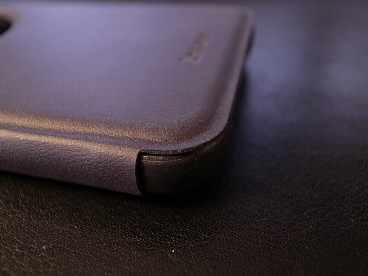 ZenFone Max VIEW FLIP CASE 上面カバーが本体からあまりはみ出さないように綺麗に大きさが合わせられています。