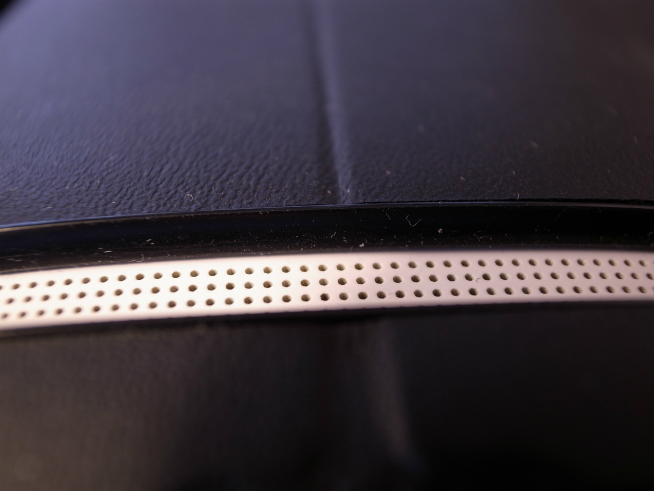 ZenFone Go VIEW FOLIO COVER スピーカー周り。以前も触れましたが、意外と厚みがあります。