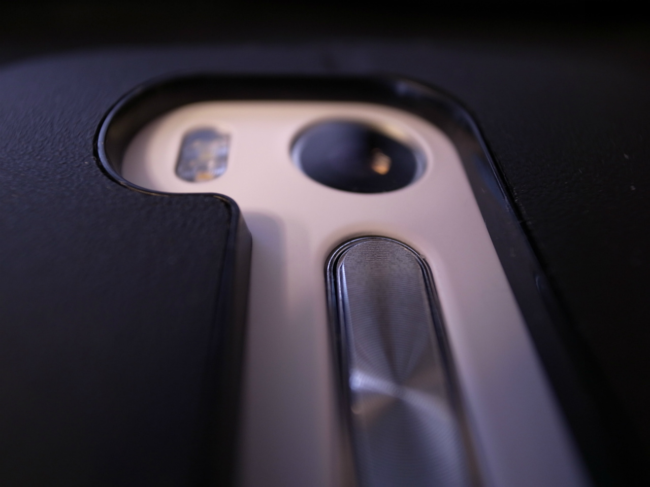 ZenFone Go VIEW FOLIO COVER レンズ周り。実際にボリュームボタン等に触れる際にも厚みを感じます。