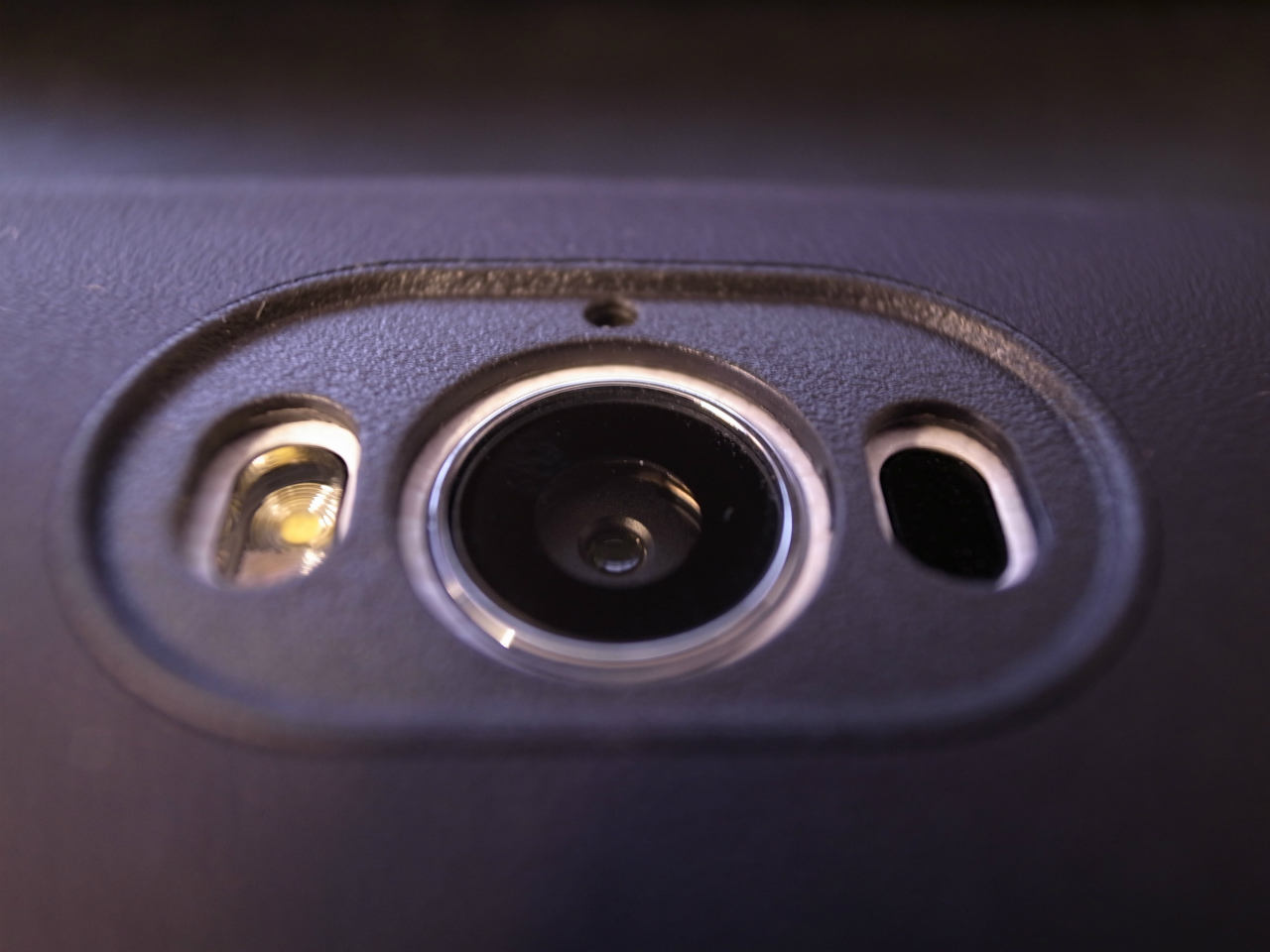 ZenFone Max VIEW FLIP CASE 本体を支えるケース部分に一枚薄い表面カバーが貼られているような感じです。段差が感じにくくなっています。