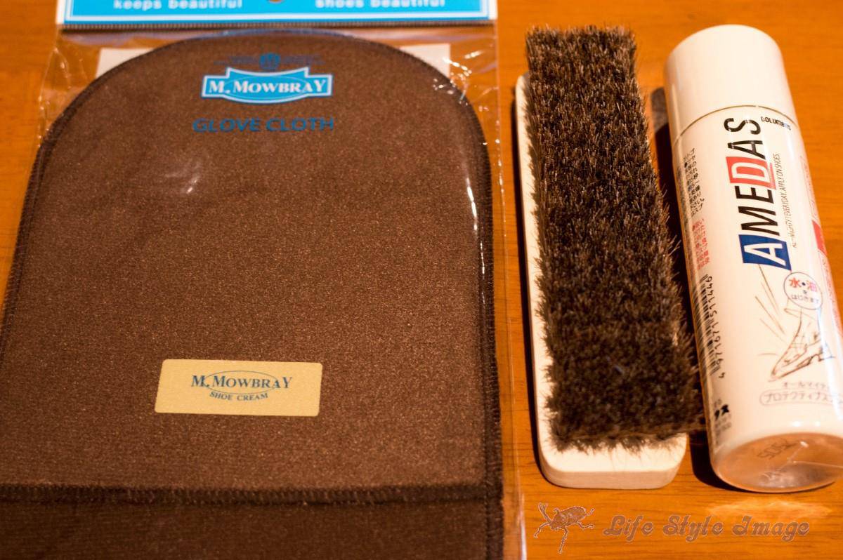 革靴のお手入れの基本となる「グローブ」と「ブラシ」のセットに「撥水スプレー」を加えました。